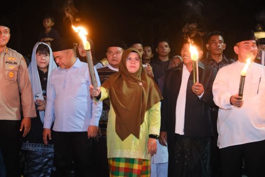 Dihadiri Bupati, Ribuan Warga Siak Saksikan Pawai Obor Semarak Malam 1 Muharam 